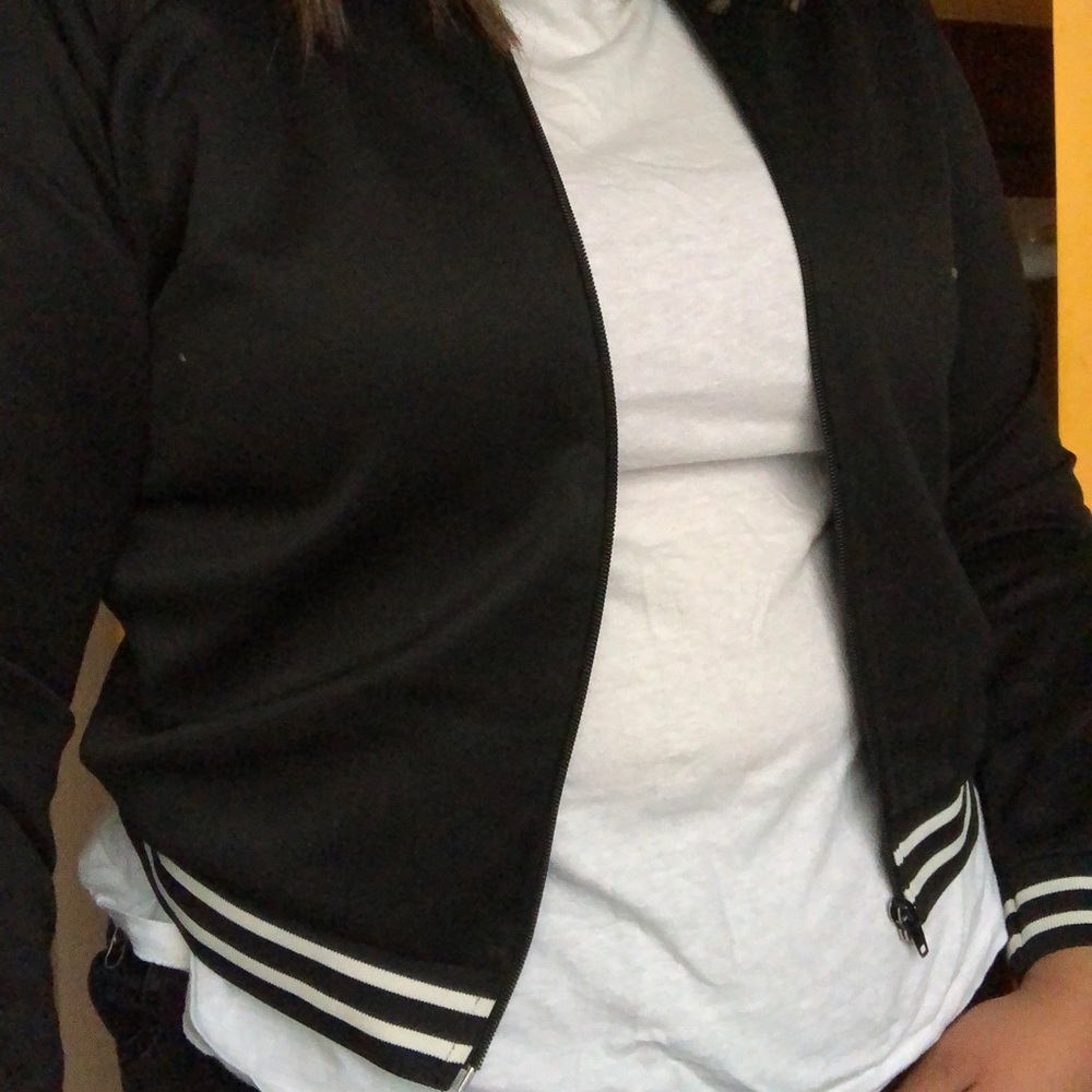 Sporty Cropped Jacket w/ Stripped Hem